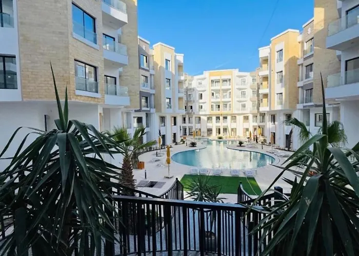 Cozy Pool View With Access To Bars Apartment *