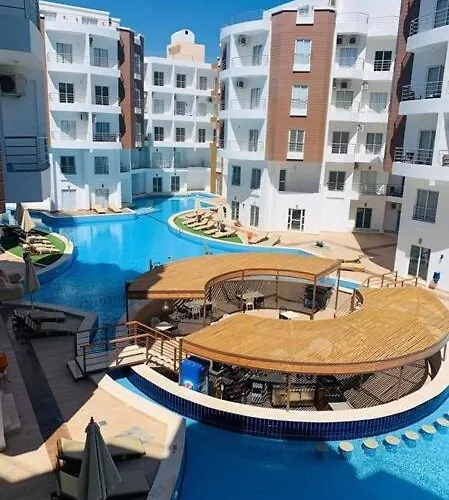 Cozy Pool View With Access To Bars Apartment *